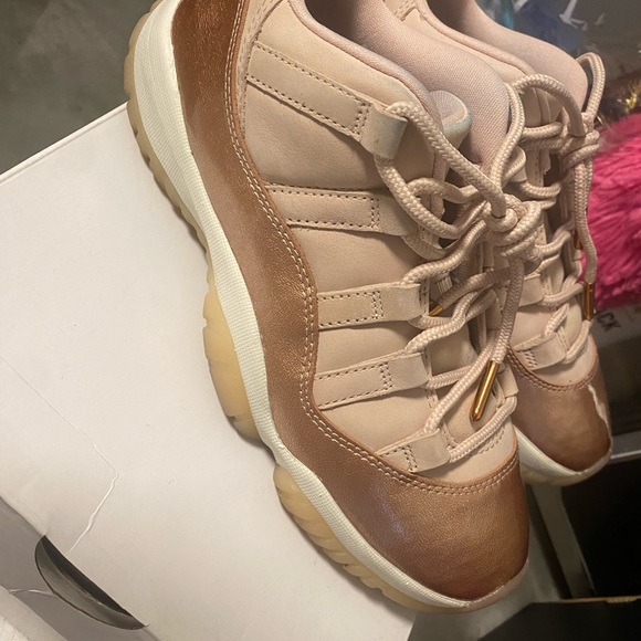 Jordan 12 women’s - Picture 2 of 7